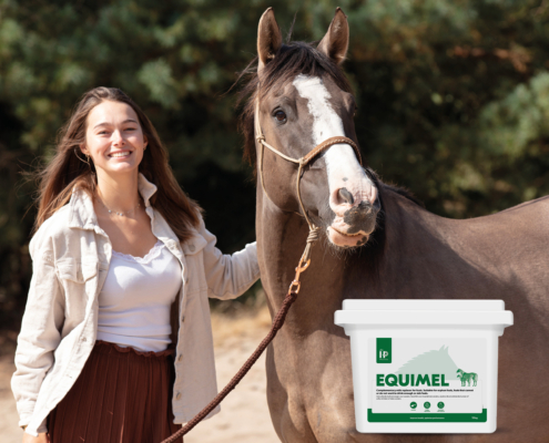 Michelle Bakker met paard en Equimel te zien